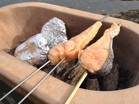 大型黒七輪でジャガイモホイル焼きと塩鮭の串焼き