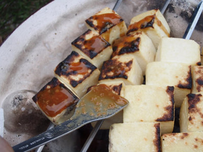 木綿豆腐串焼きに田楽味噌を塗る。