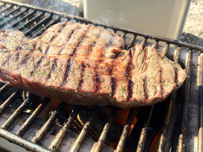 七輪の焼き網できれいな焦げ目のついたステーキ