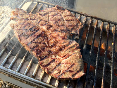 クロス状に焼き目をつけたステーキ