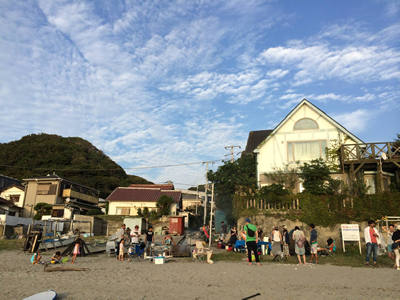 海岸にBBQメンバーが集まる