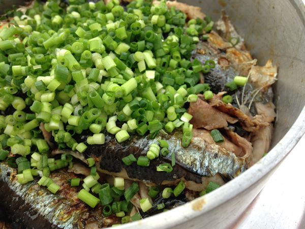 細ねぎをのせて七輪秋刀魚丼完成