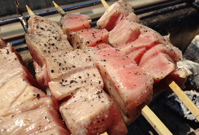 魚串焼きBBQ、マグロ大トロの七輪串焼き