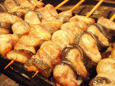 炭火でうなぎ串焼きをじっくりと焼き上げる