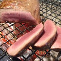 七輪BBQでローストされた豚ハツブロック