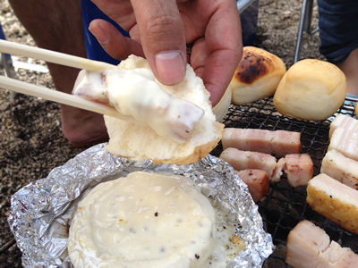 七輪でこんがり焼いたパンにはさむ