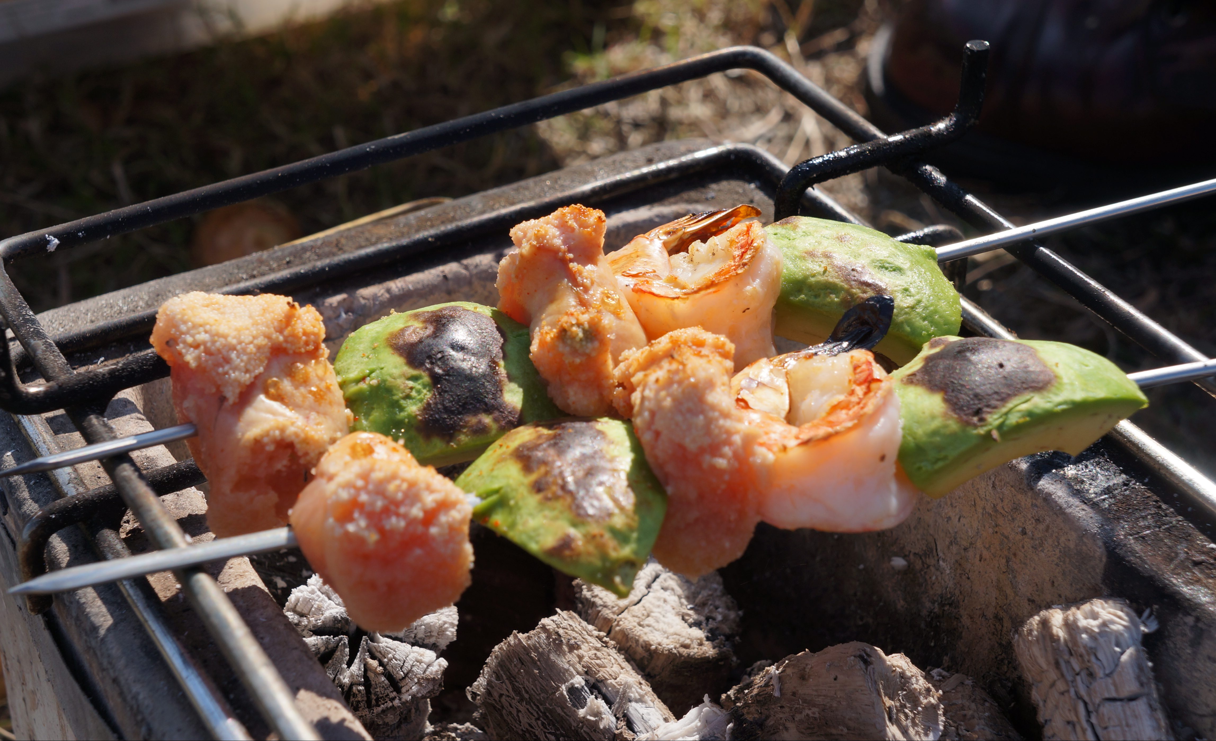 七輪串焼きBBQ　アボカドエビ明太子串完成