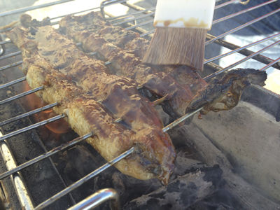 七輪焼きウナギにタレを塗る