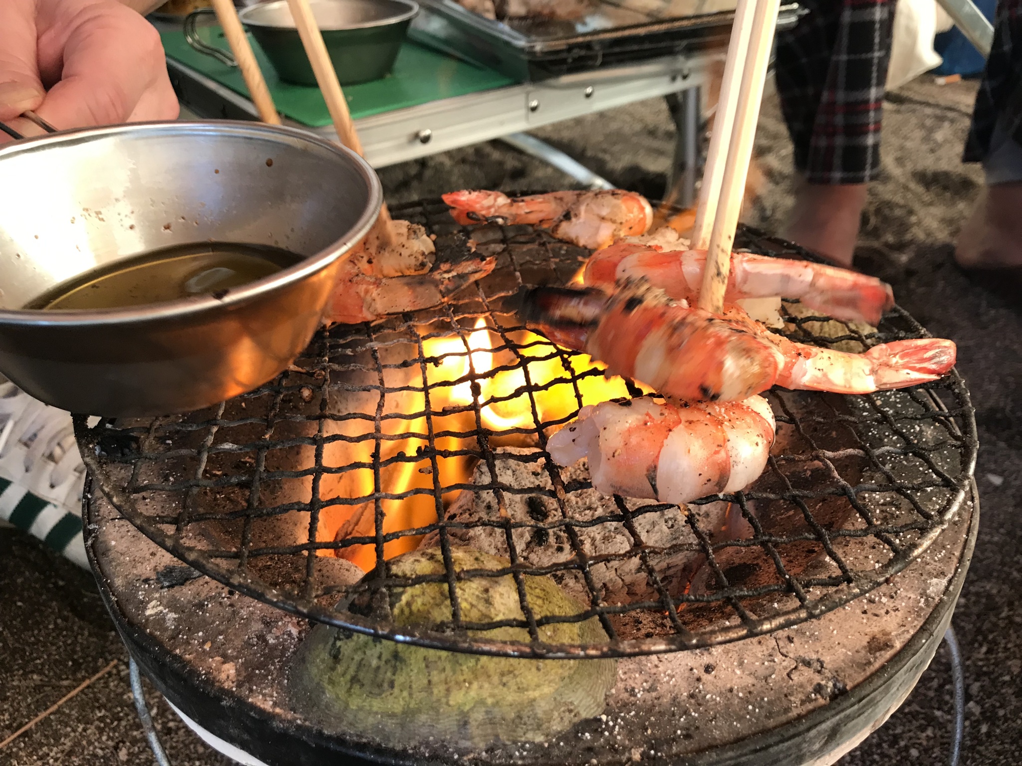 ブラックタイガー炭火焼きにオイルをかける寸前