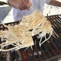 七輪でエノキダケ串焼きをこんがり