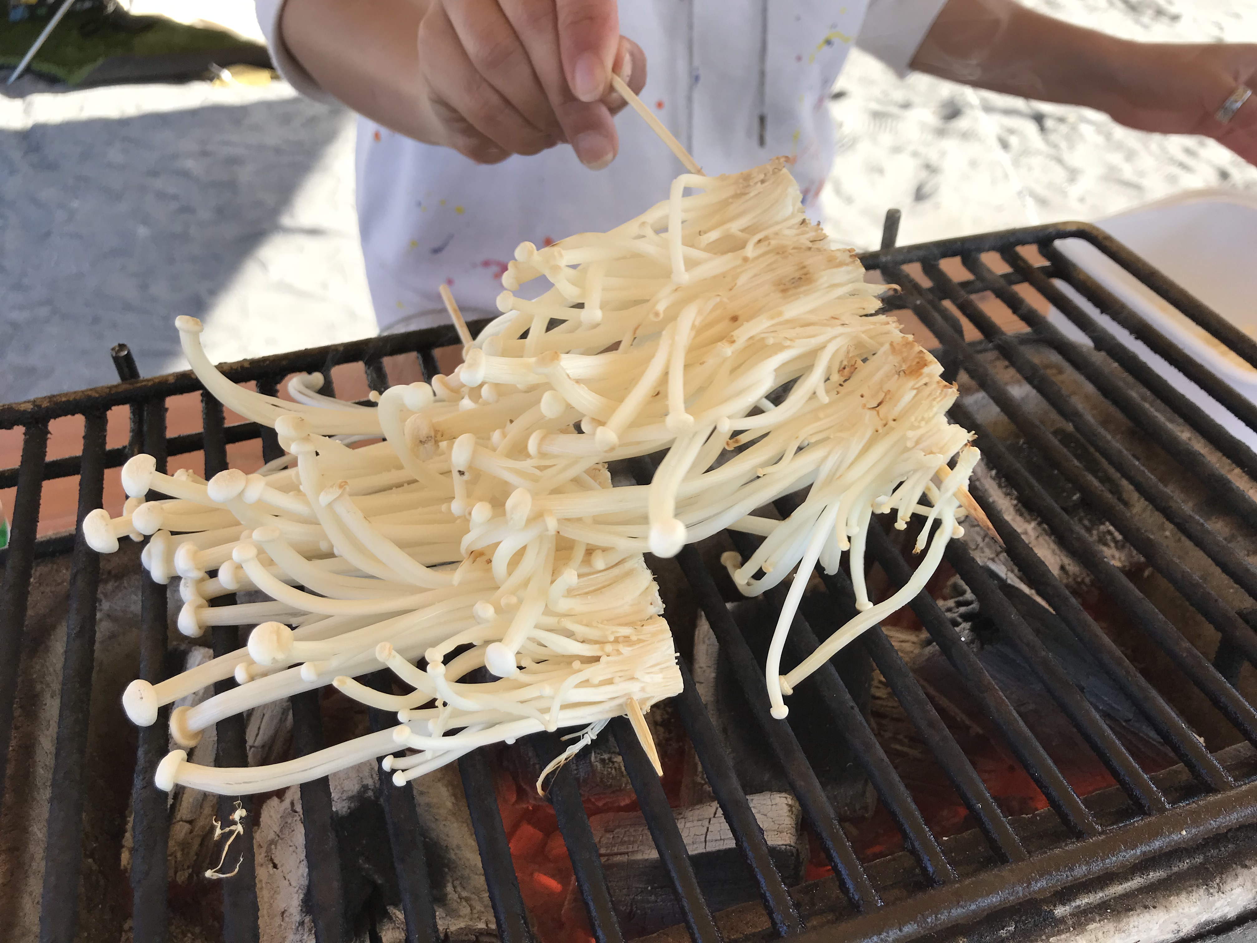 七輪でエノキダケ串焼きをこんがり