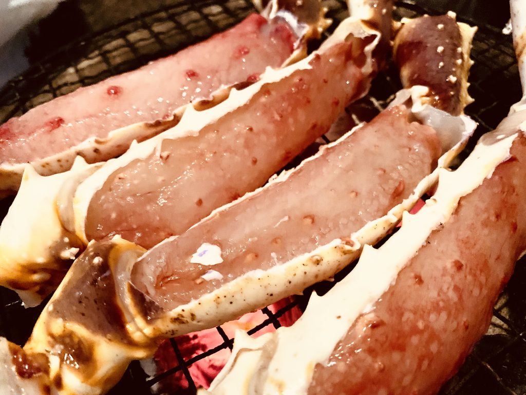 生タラバガニの七輪炭火焼き 焼き立てを頬張る 七輪で作る エコなアウトドアレシピ