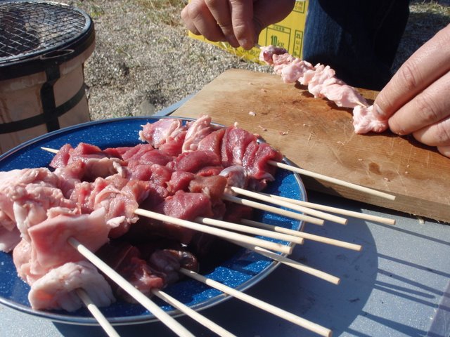 焼き鳥の下準備、串打ち