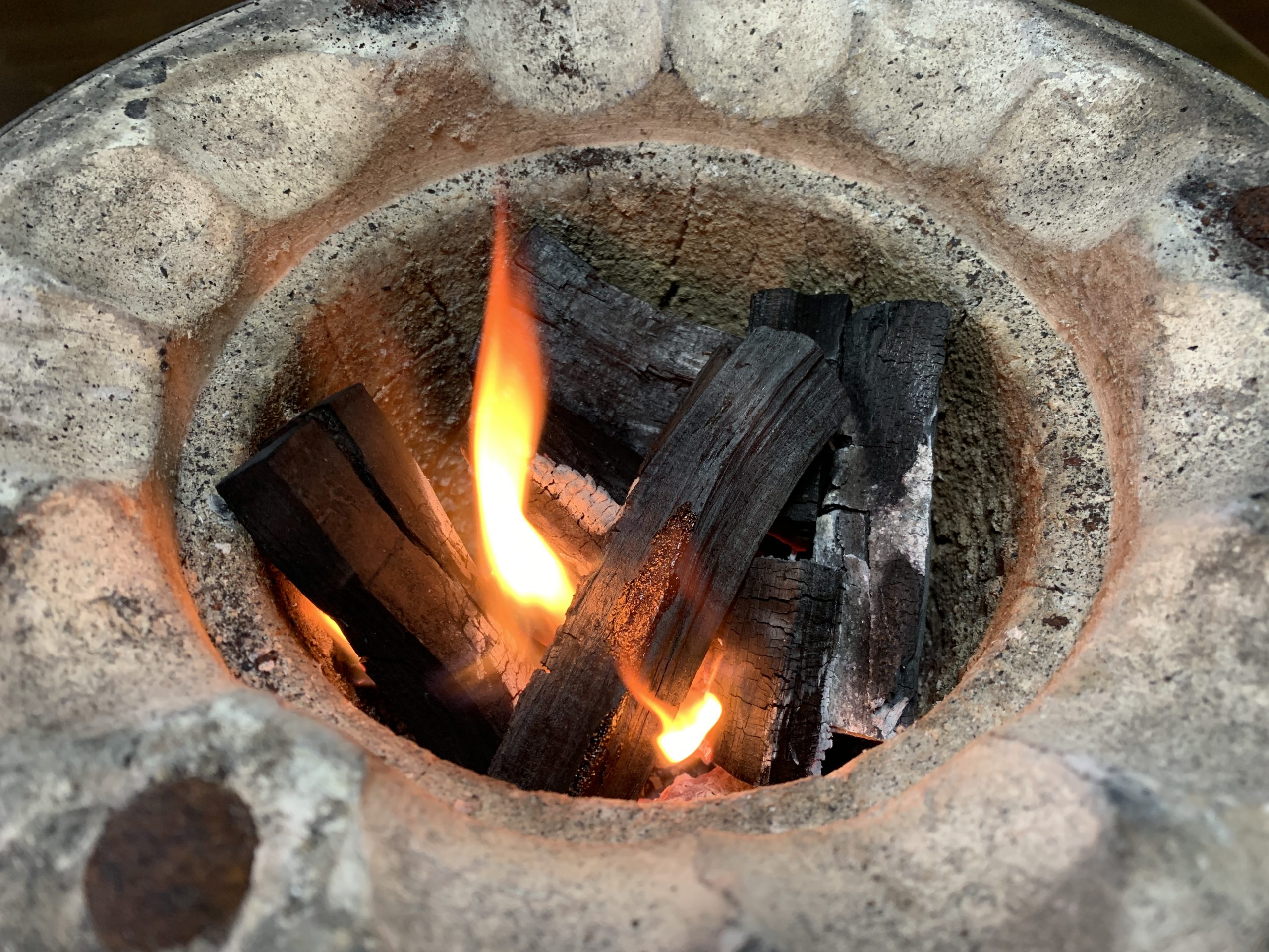 珪藻土の七輪に頂いた自家製木炭を入れて着火