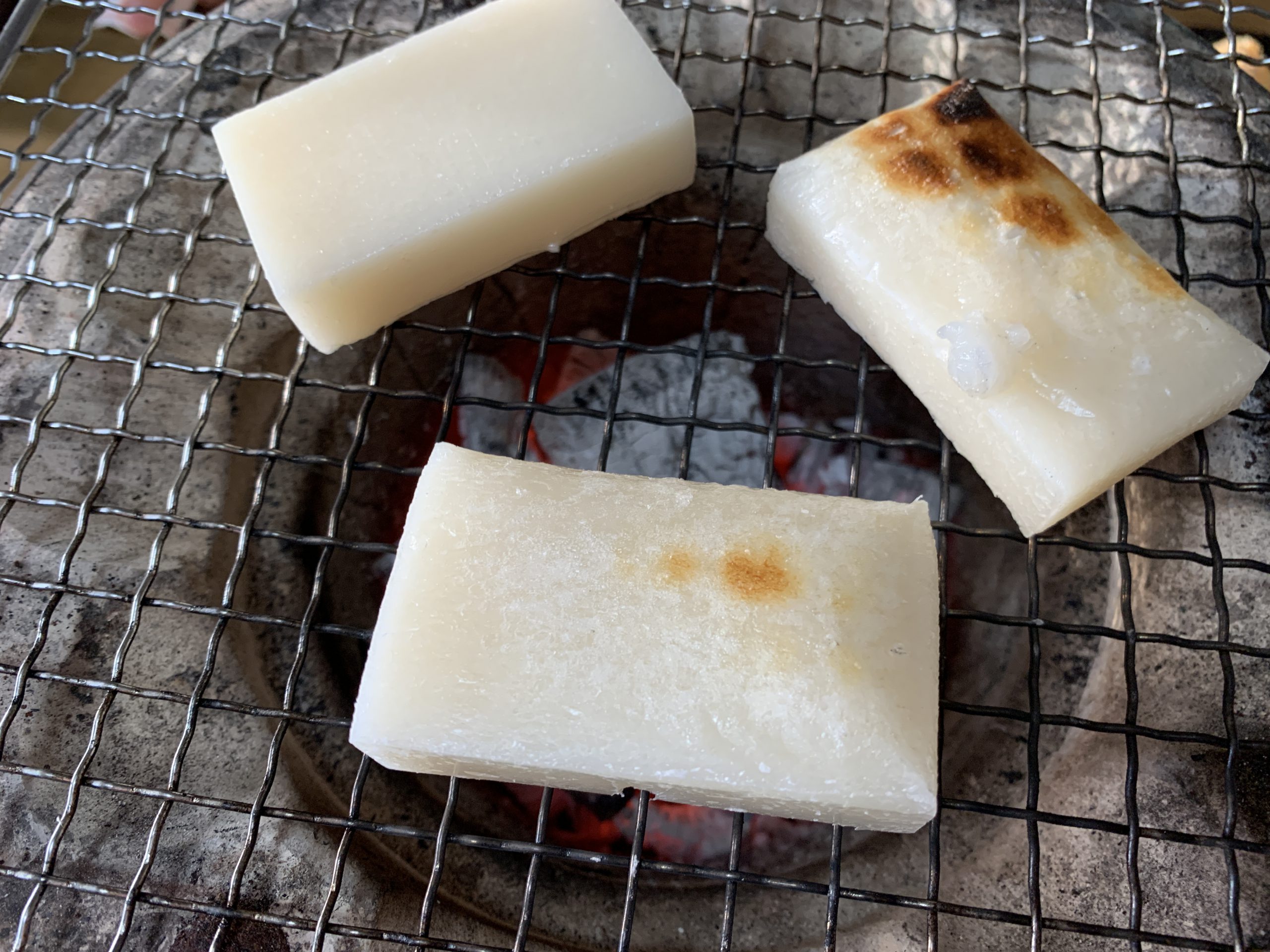 七輪炭火でこんがり焼き目のついた切り餅１