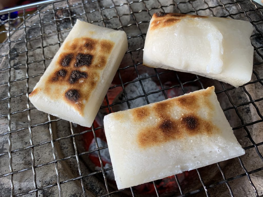 七輪炭火でこんがり焼き目のついた切り餅