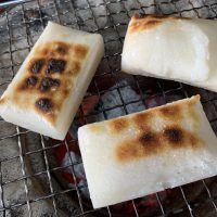 七輪炭火でこんがり焼き目のついた切り餅