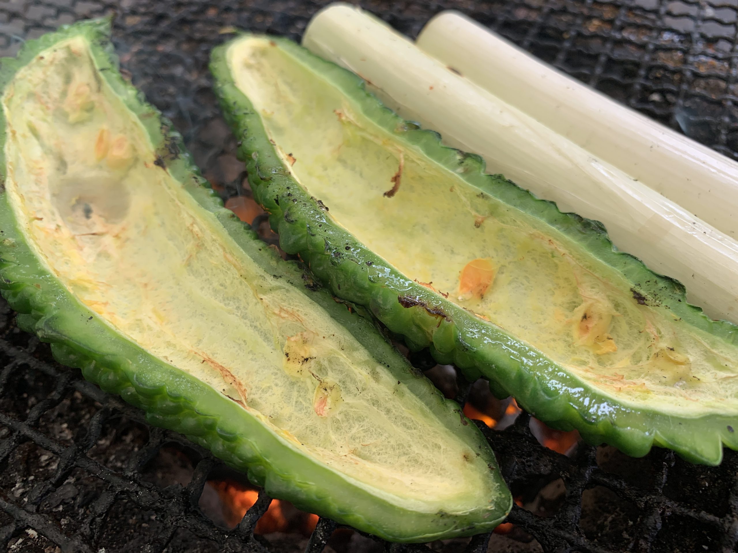 ゴーヤの七輪炭火焼き　内側の焦がし具合