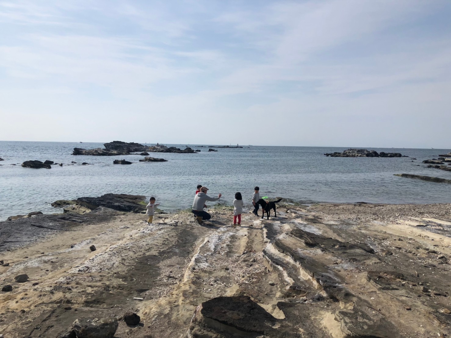 快晴の七輪バーベキューの前に海岸で遊ぶ